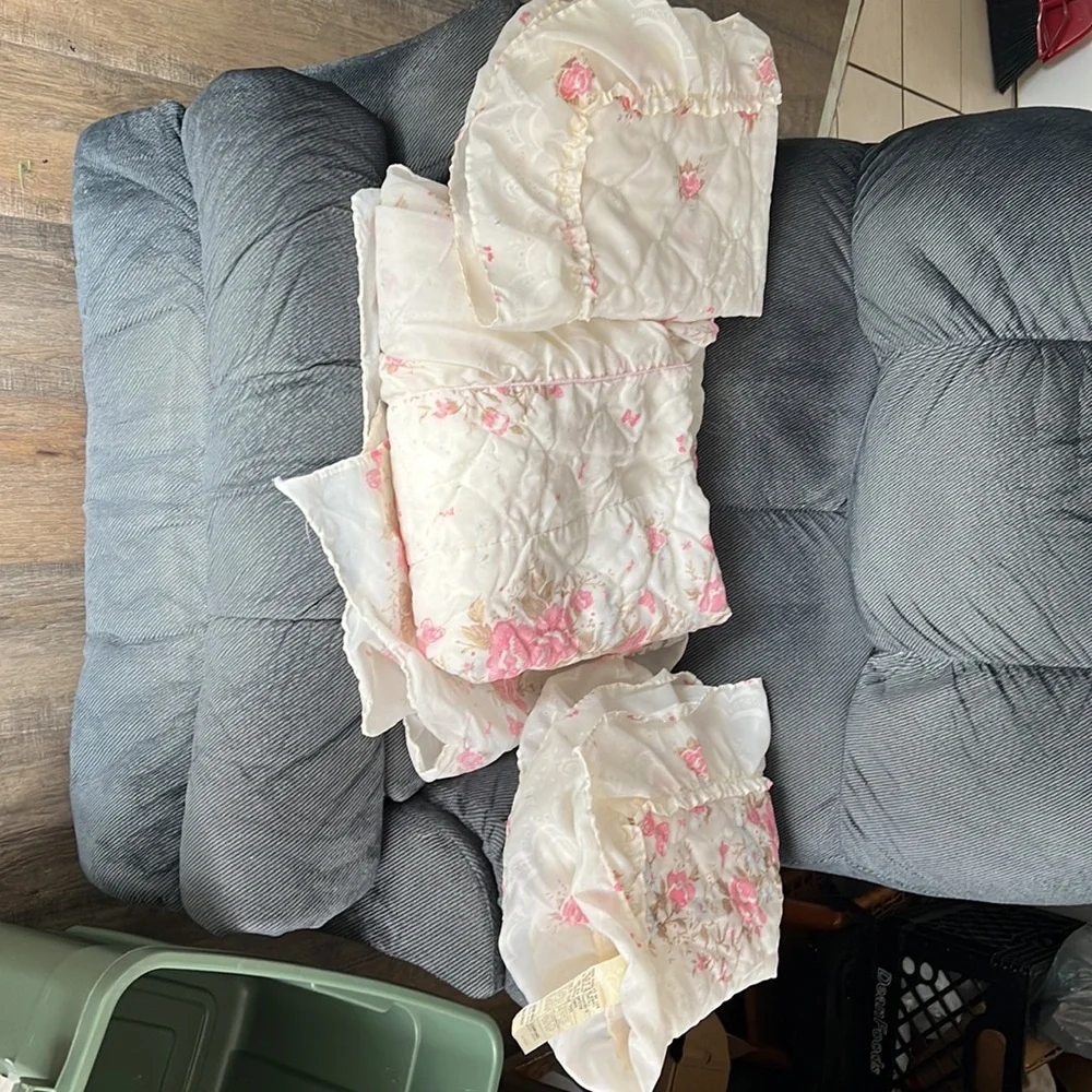 Set: 2 standard pillow cases & 1 comforter: white, pink flowers and butterflies